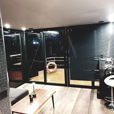 Houseboat Apartment *