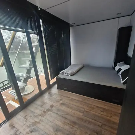 Houseboat * Belgrade