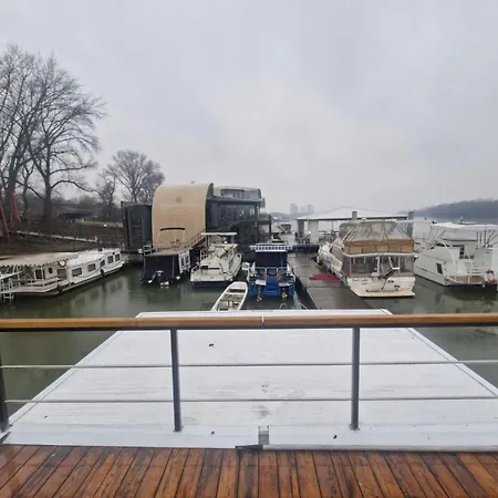 Houseboat * Belgrade